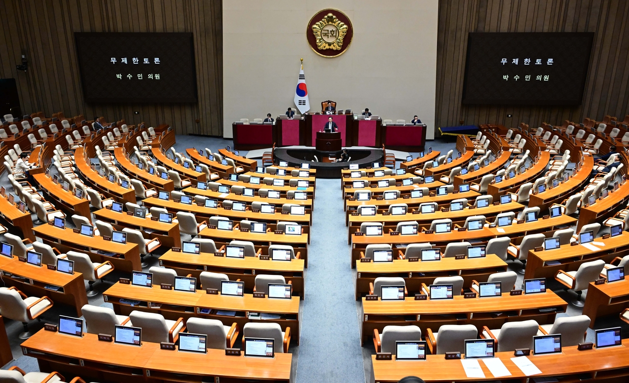 박수민 국민의힘 의원이 지난달 26일 오전 서울 여의도 국회에서 열린 제429회 국회(정기회) 제9차 본회의에서 정부조직법 수정안에 대한 필리버스터(무제한 토론을 위한 합법적인 의사진행 방해)를 13시간 넘게 이어가고 있다. 이상섭 기자
