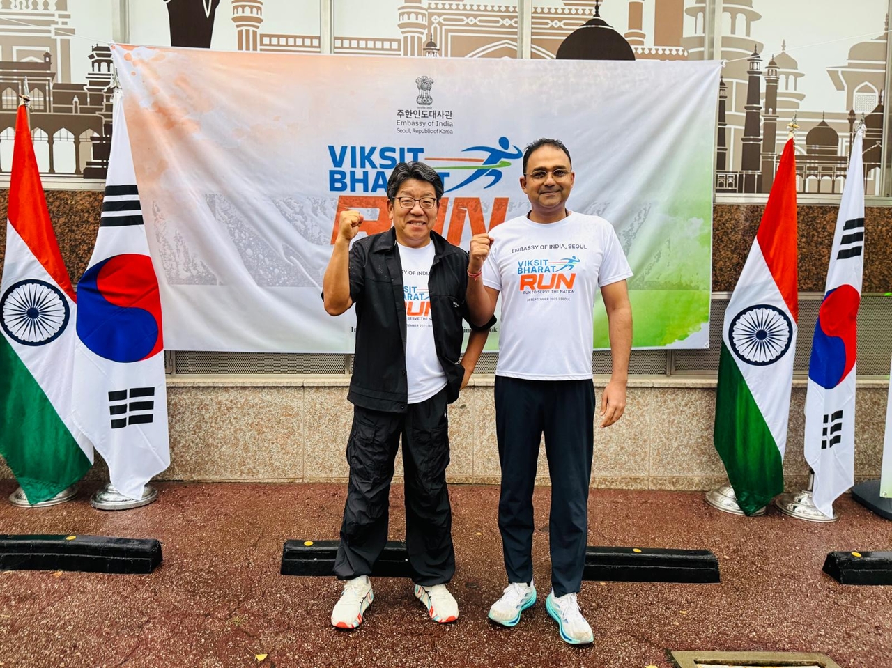 'Viksit Bharat Run' promotes stronger India-Korea ties 2 Indian Embassy Charge d'Affaires Nishi Kant Singh (right) and Herald Media CEO Choi Jin-young inaugurates The Viksit Bharat Run at the Embassy of India in Seoul on Sunday. (Embassy of India in Seoul)