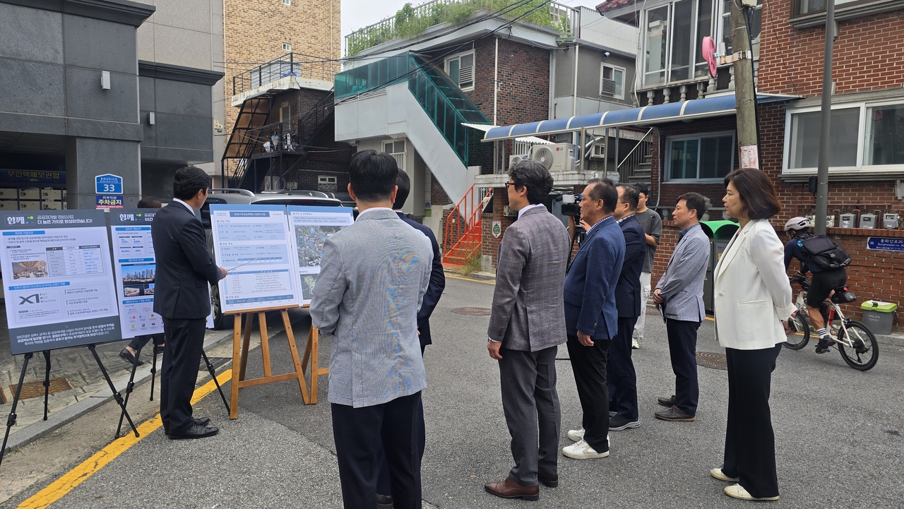지난달 30일 국토교통부 관계자와 중화5구역 주민대표회의 위원들이 박현근 미슐랭토토 서울지역본부장의 브리핑을 듣고 있다.  홍승희 기자
