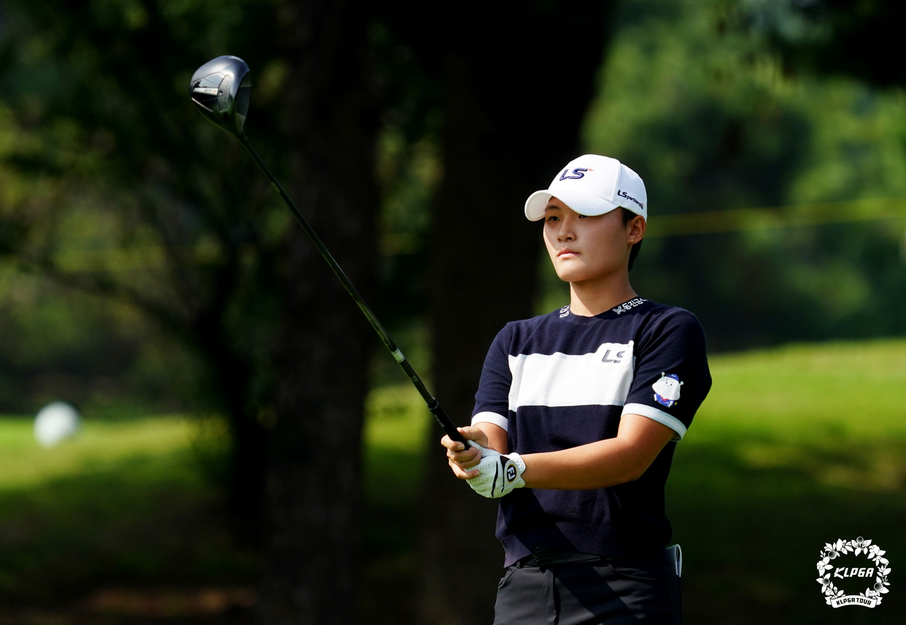 서지은이 1일 전북 익산시 익산 컨트리클럽에서 열린 KLPGA 투어 동부건설·한국토지신탁 챔피언십 1라운드에서 2번홀 티샷을 준비하고 있다.   [KLPGA 제공]