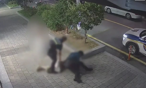 지난달 27일 오전 2시 53분쯤 울산 남구의 한 도로에서 불야성 토토사이트 제압당하고 있는 30대 남성의 모습. [연합]