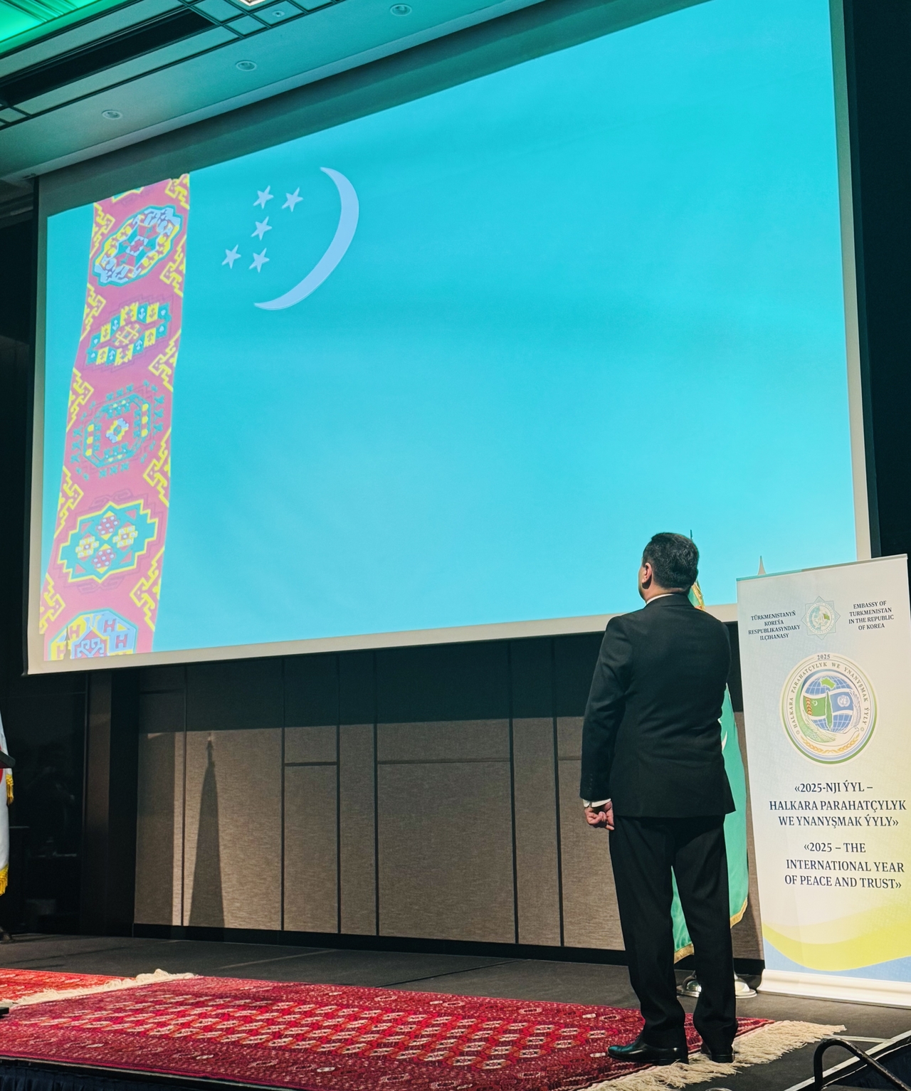 Turkmen Ambassador Begench Durdyyev pays respect to his country's national flag during Independence Day celebrations at Grand Hyatt Seoul in Yongsan-gu, Seoul, Friday. (Sanjay Kumar/The Korea Herald)