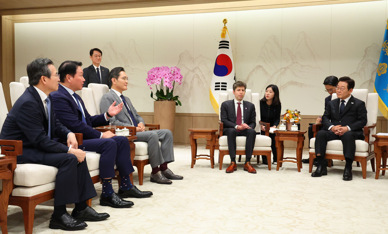 SK Group Chairman Chey Tae-won (second from left) speaks  during President Lee Jae Myung's meeting with OpenAI CEO Sam Altman at the presidential office in Yongsan-gu, central Seoul, Wednesday. (Yonhap)