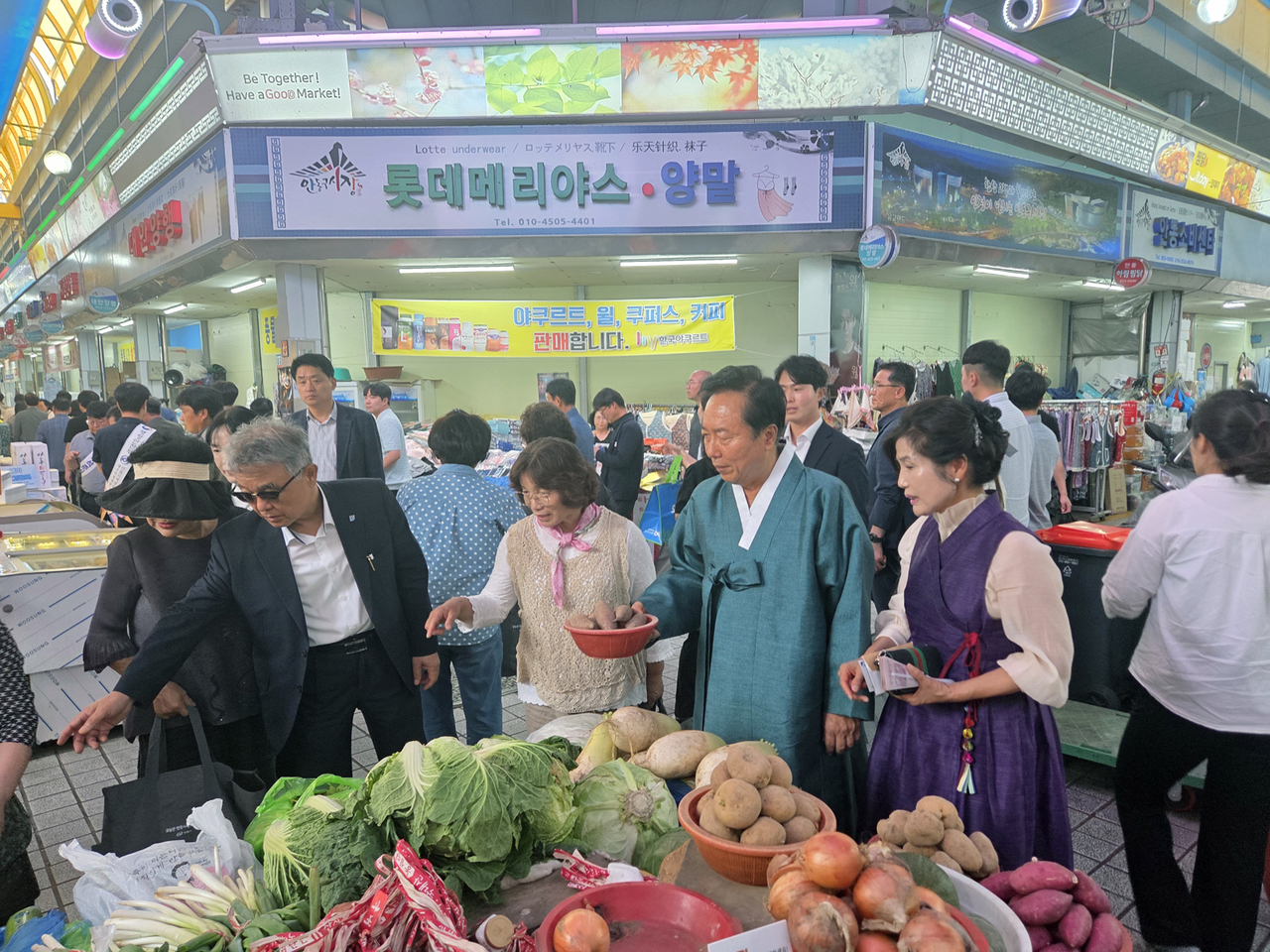 안동시가 추석명절을 맞아 전동달맞이 토토사이트 장보기를 하고 있다. 사진은 권기창 달맞이 토토사이트이 제수품을 구입하는 모습.[안동시 제공]