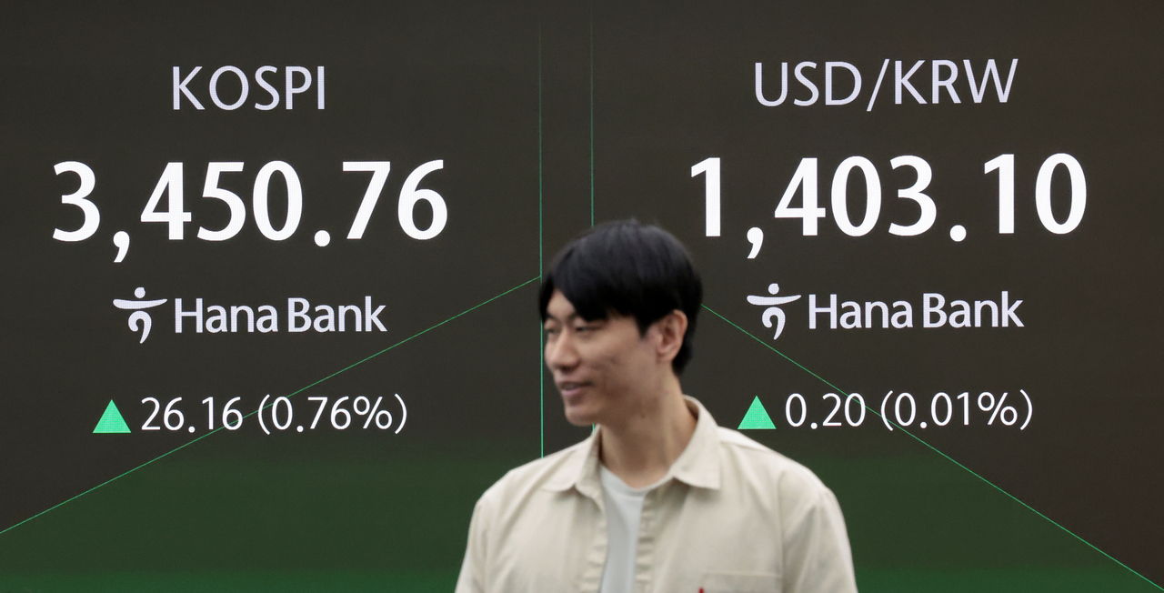 An electronic board showing the Korea Composite Stock Price Index at a dealing room of the Hana Bank headquarters in Seoul on Wednesday. (Yonhap)