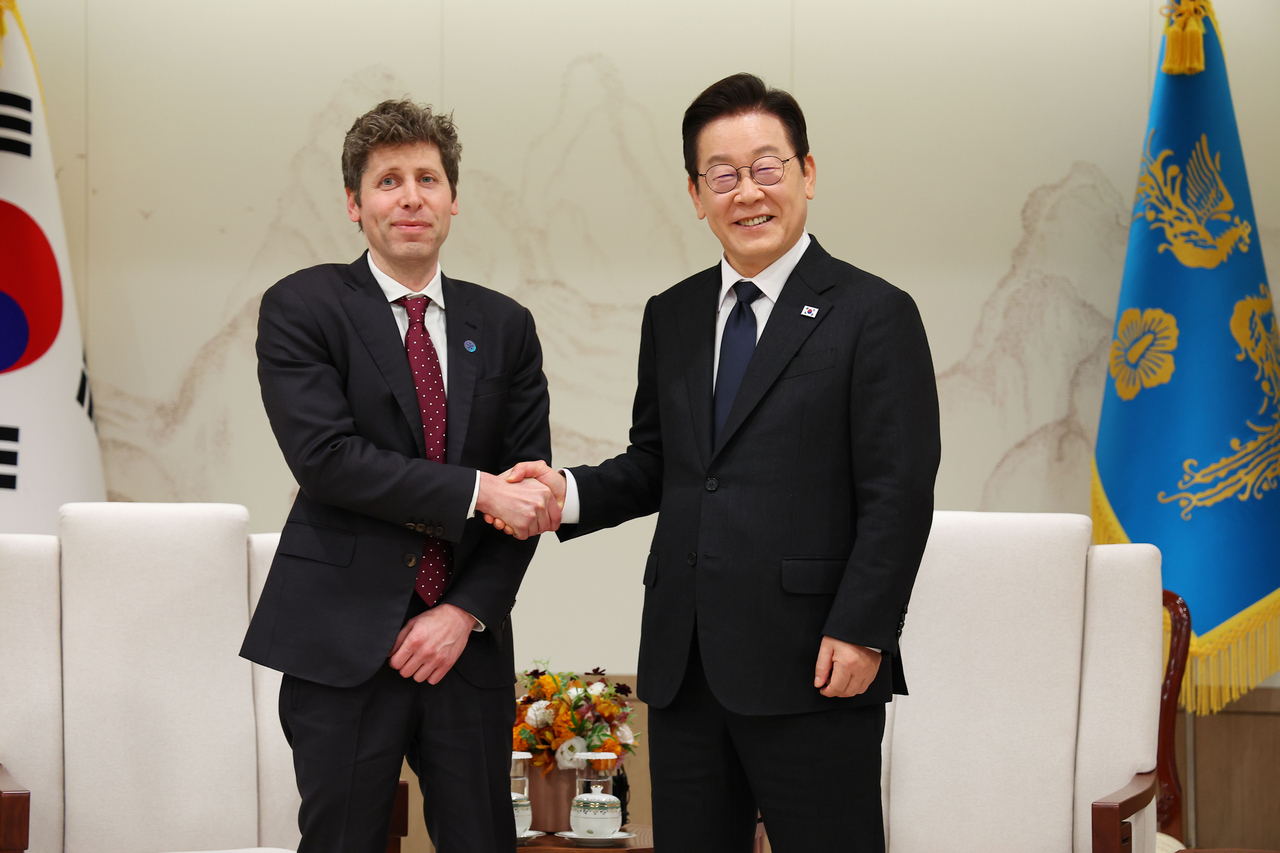 South Korean President Lee Jae Myung (right) shakes hands with OpenAI CEO Sam Altman at the presidential office in Yongsan-gu, central Seoul, Wednesday. (Yonhap)