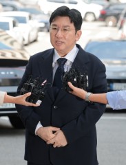 Hybe Chair Bang Si-hyuk banned from leaving country amid stock fraud probe