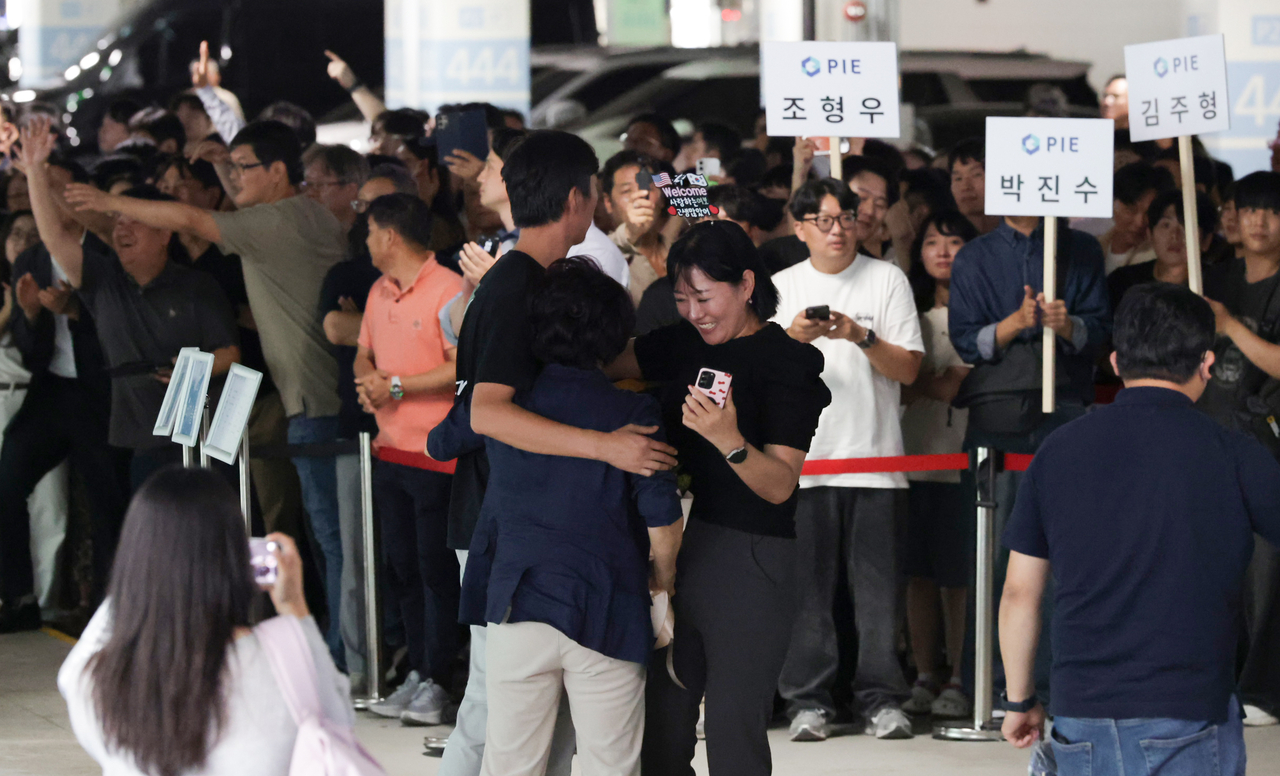 A Korean worker, who had been detained by US immigration authorities in Georgia, is greeted by family at Incheon Airport on Sept. 12. (Im Se-jun/The Korea Herald)