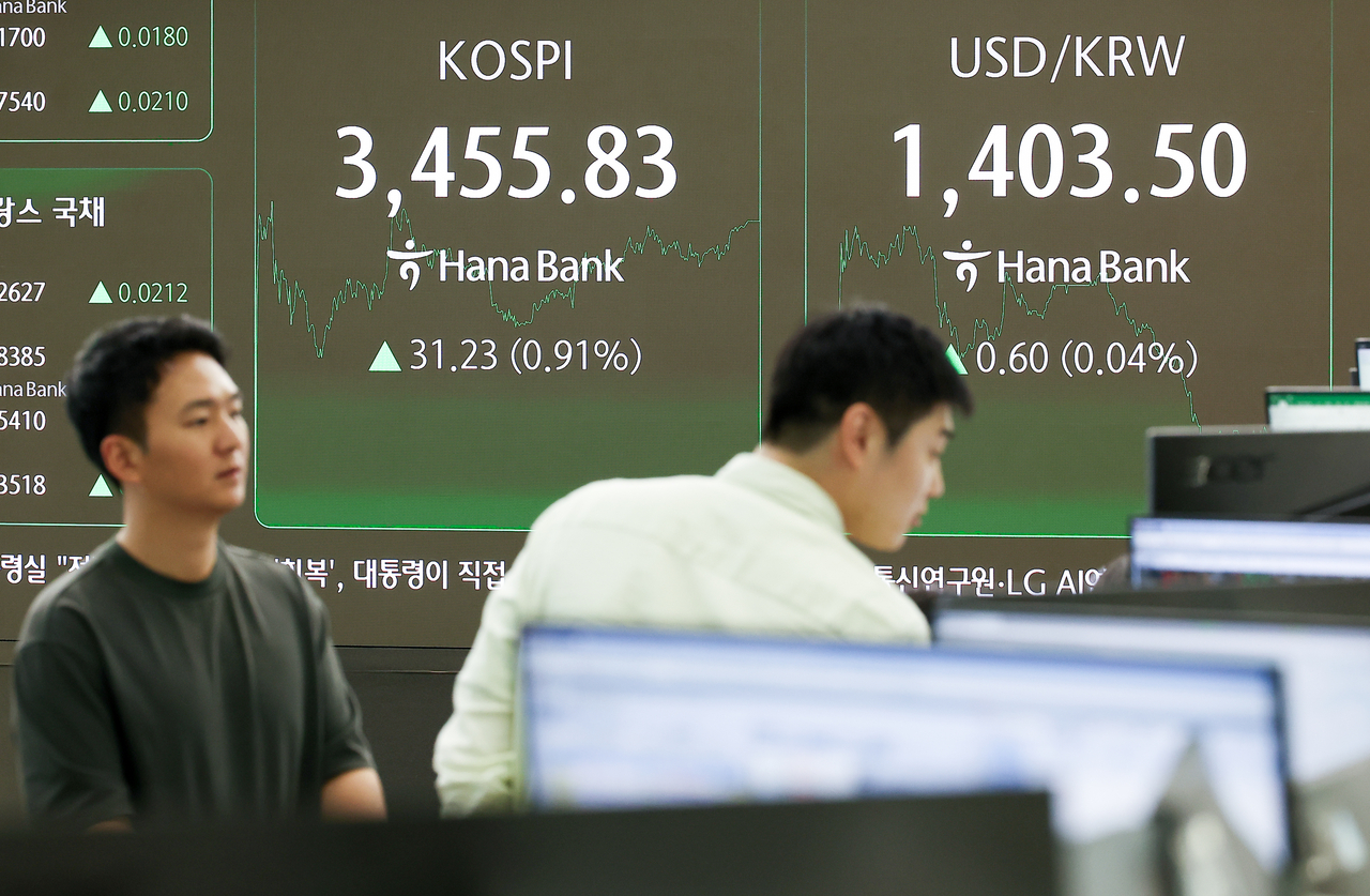 An electronic board showing the Korea Composite Stock Price Index at a dealing room of the Hana Bank headquarters in Seoul on Wednesday. (Yonhap)