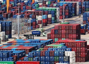 Korea posts record monthly export on chips, cars