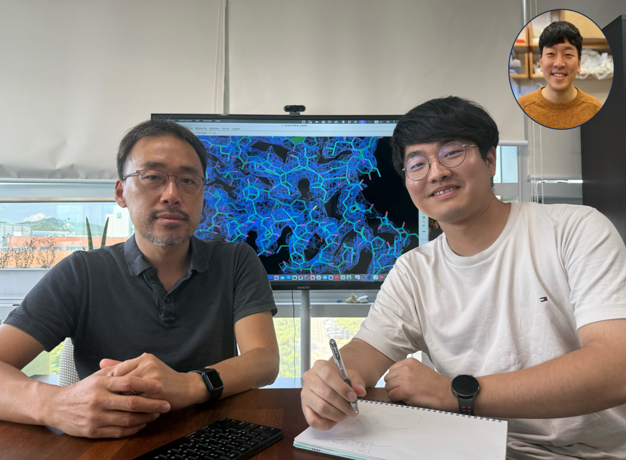 송지준(왼쪽부터) KAIST 생명과학과 교수, 김재성 박사과정, 김형주(오른쪽 원 안) 박사.[KAIST 제공]