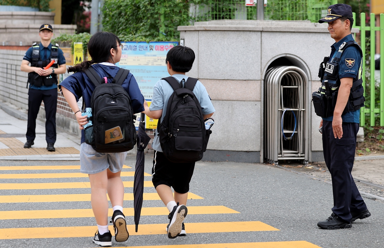 Children make their way into an elementary school in Dong-gu, Daegu, on Sept. 12. The photo does not have a direct connection to the article. (Newsis)