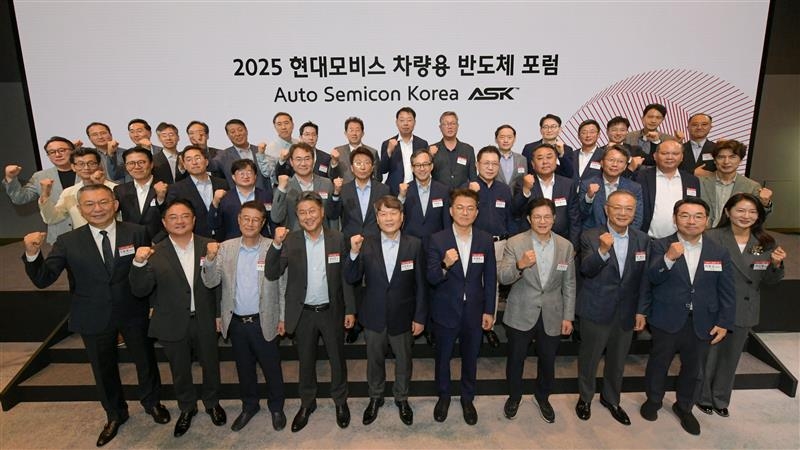 LX세미콘 이윤태 대표이사(앞줄 왼쪽 세 번째부터) , 삼성전자 한진만 사장, 현대모비스 이규석 사장, 산업통상자원부 박태현 과장, 케이던스디자인시스템즈 서병훈 사장이 지난달 29일 경기도 성남시 더블트리바이힐튼 서울판교 호텔에서 열린 현대모비스 반도체 포럼 ‘Auto Semicon Korea’에서 기념 촬영을 하고 있다. [현대모비스 제공]