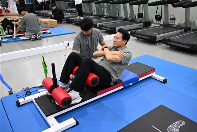 오세훈 서울시장이 1일 오후 서울시청 체력단련실에서 ‘더 건강한 서울 9988’의 주요사업인 토토사이트 추천 운영을 앞두고 체력측정 장비를 점검하고 ‘교차 윗몸일으키기’를 시범 측정하고 있다. [서울시 제공]