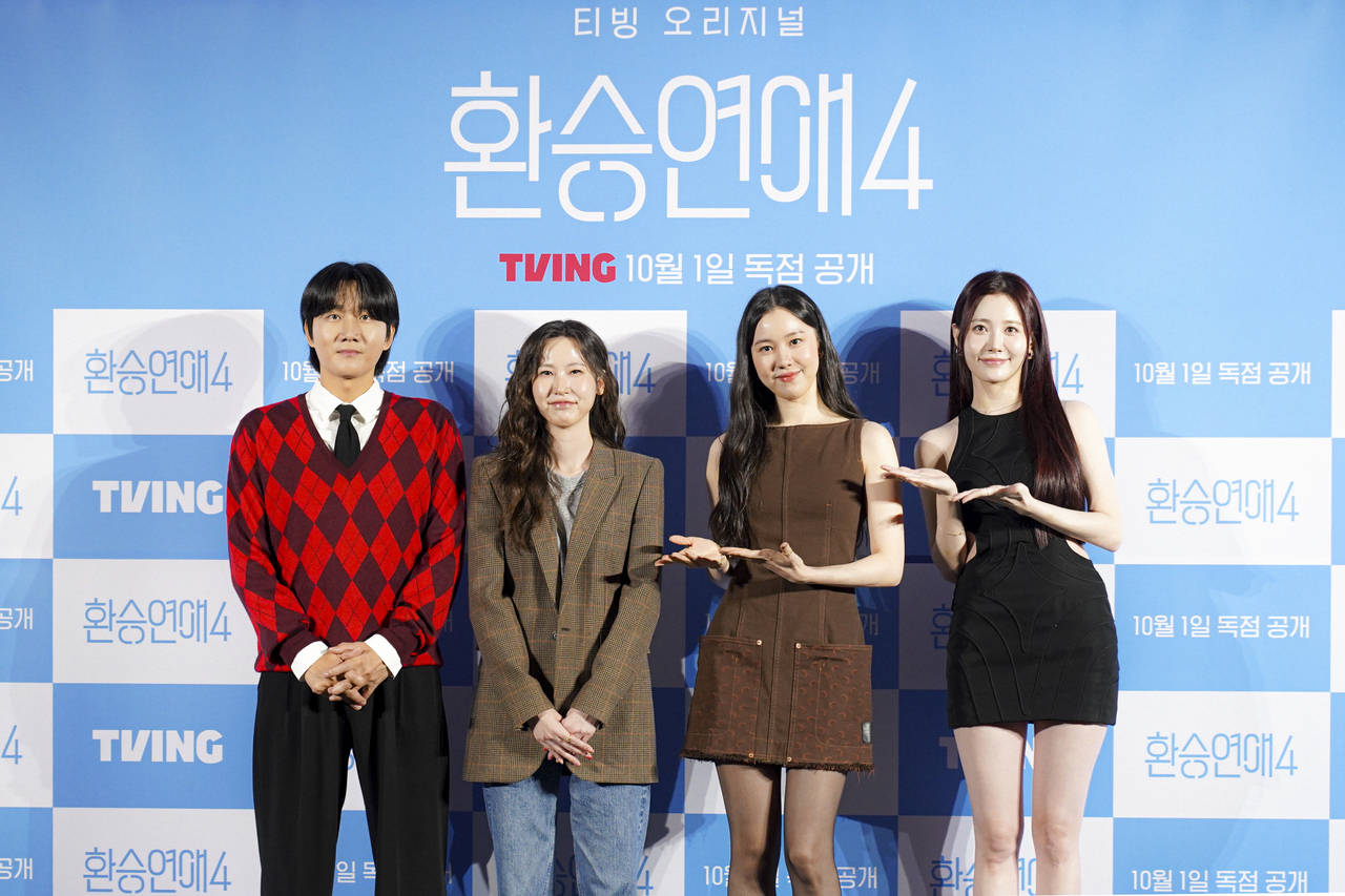 코미디언 이용진(왼쪽부터), 김인하PD, 배우 김예원, 유라가 1일 오전 서울 용산구 CGV 용산 아이파크몰에서 열린 티빙 오리지널 예능 ‘환승연애 4’의 제작발표회에 참석해 포즈를 취하고 있다. [티빙 제공]