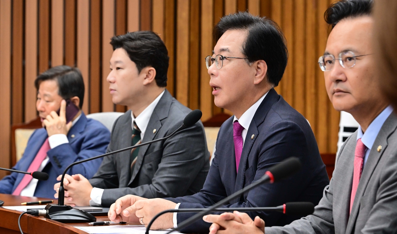 송언석 토토사이트 경찰 조회 원내대표가 1일 오전 국회에서 열린 상임위원장 및 간사단 회의에서 발언하고 있다. 이상섭 기자