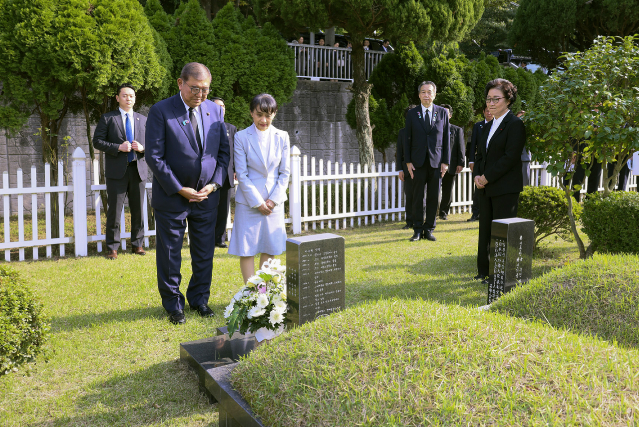 Japanese Prime Minister Shigeru Ishiba and his wife Yoshiko pay their respects at the grave of Lee Soo-hyun in Yeongnak Park in Busan, Tuesday. (Yonhap)