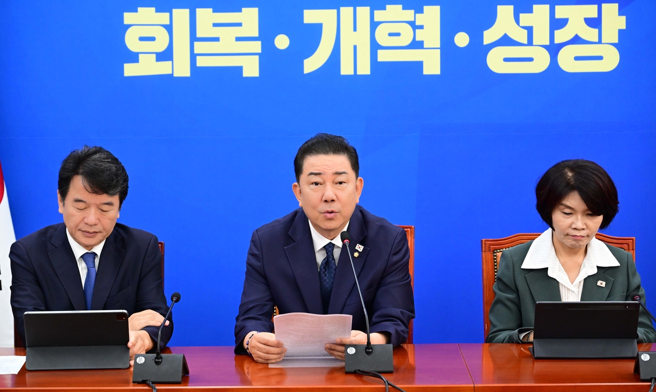 김병기(가운데) 더불어민주당 원내대표가 1일 오전 서울 여의도 국회에서 열린 정책조정회의에 참석해 모두발언하고 있다. 이상섭 기자