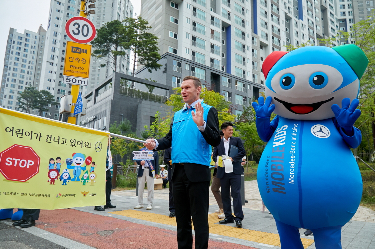 지난달 30일 서울 서대문 인왕초등학교 앞에서 교통사설 토토사이트 지도 활동 중인 메르세데스-벤츠 사회공헌위원회 마티아스 바이틀 의장 [벤츠 코리아 제공]
