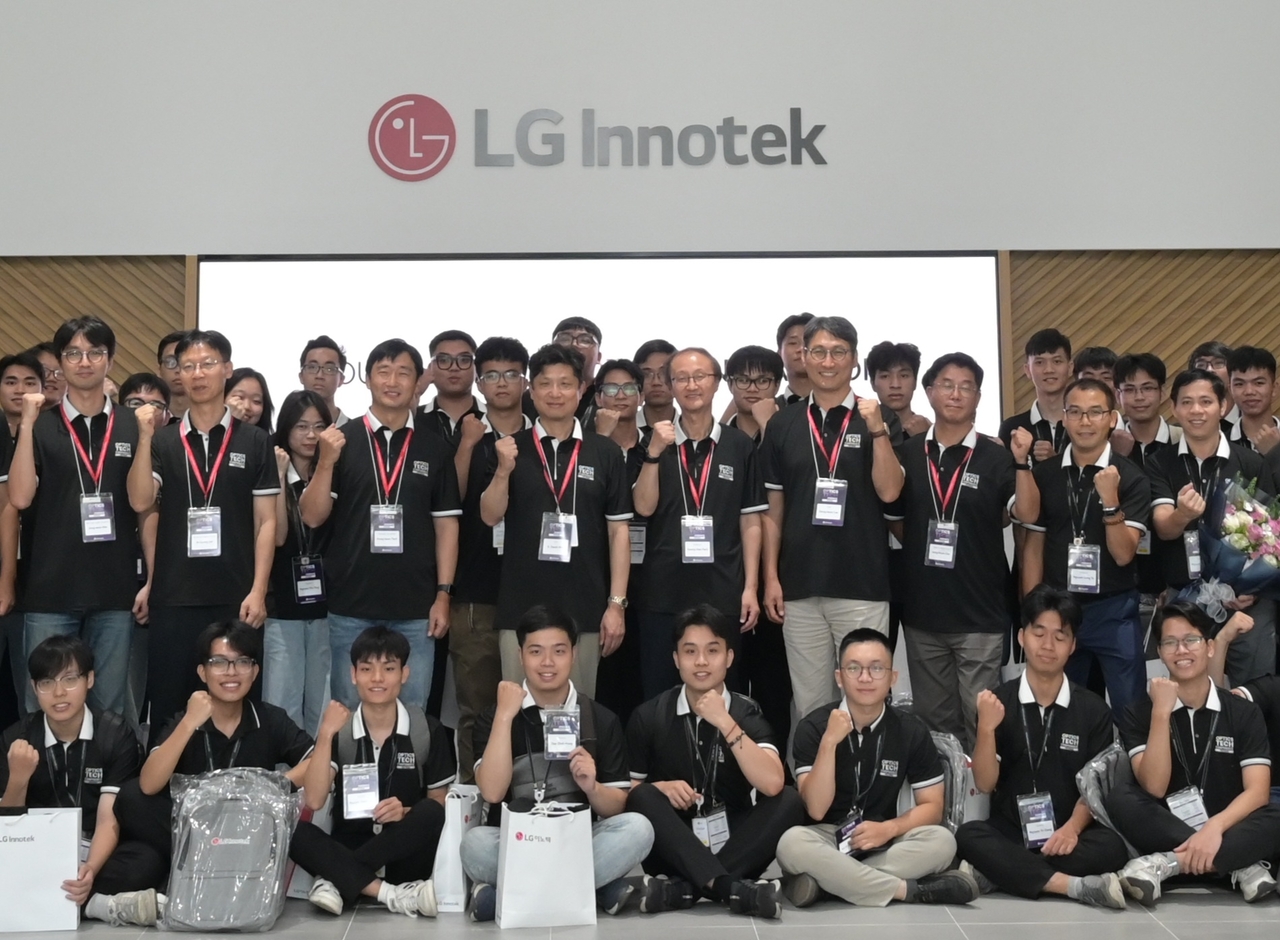 Vietnamese science and engineering students and LG Innotek executives pose for a group photo at the Optechcon held in Haiphong, Vietnam, on Saturday. In the second row, fourth from left, is Chief Technology Officer No Seung-won, and in the second row, sixth from left, is Chief Human Resources Officer Lee Dong-hoon. (LG Innotek)