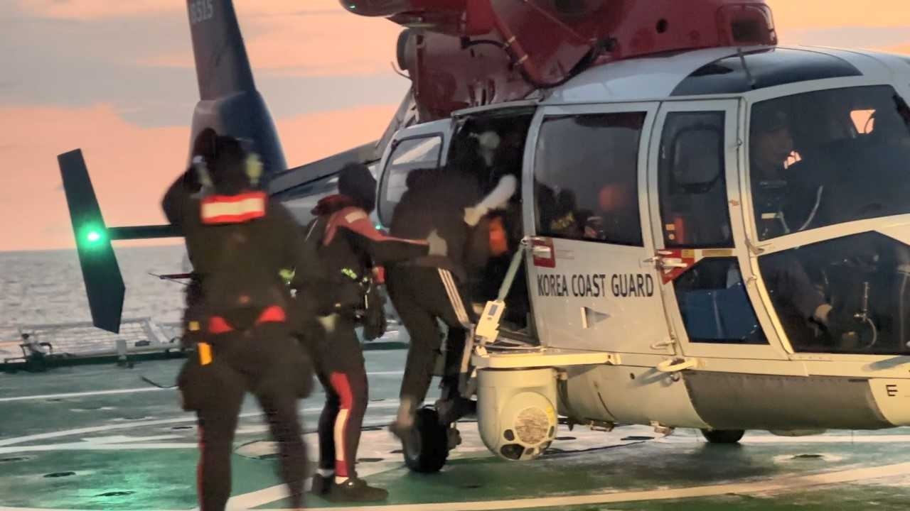 동해지방해양경찰청이  1일 포항시 남구 호미곶 동방 약 167km 해상에서 손목 절단 응급환자 1명을 멤버십토토해 병원으로 긴급이송 하고 있다.[동해해경청 제공]