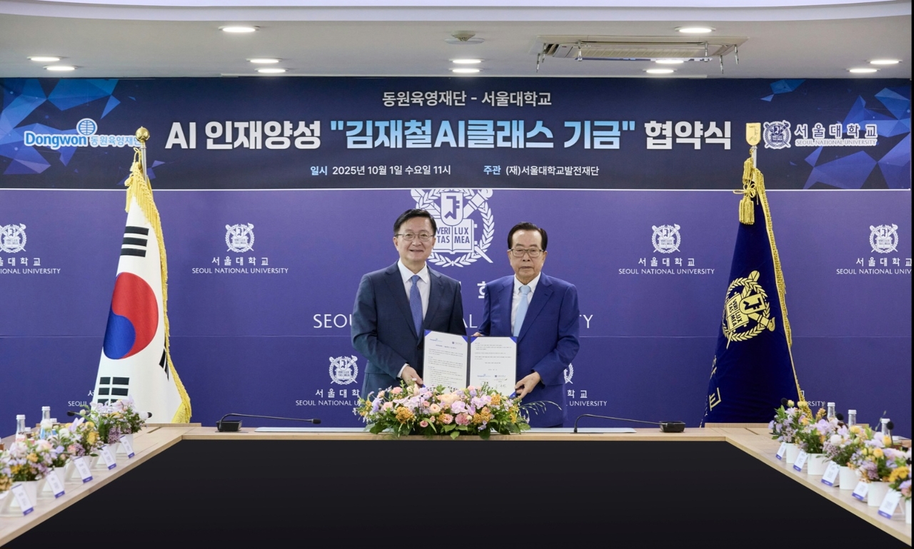 1일 서울대학교에서 열린 AI 인재양성 김재철AI클래스 기금 협약식에서 김재철(오른쪽) 동원그룹 명예사이다토토과 유홍림 서울대학교 총장이 기념사진을 촬영하고 있다. [동원그룹 제공[