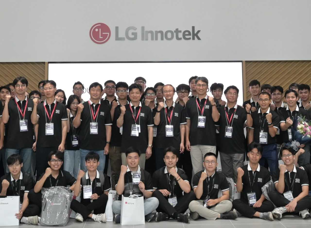 27일 LG이노텍 bts 토토사이트 하이퐁 생산법인에서 열린 광학 연구개발(R&D) 분야 인재 채용 행사에 참가한 bts 토토사이트 이공계 인재들과 노승원 CTO(전무, 두 번째 줄 왼쪽 네 번째), 이동훈 CHO(상무, 두 번째 줄 왼쪽 여섯 번째)를 비롯한 LG이노텍 관계자들이 기념 촬영을 하고 있다.  [LG이노텍 제공]
