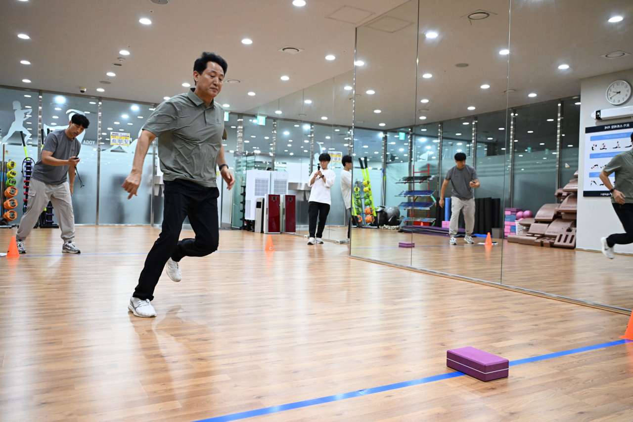 사진3. 오세훈 서울시장이 1일 서울시청 체력단련실에서 ‘더 건강한 서울 9988’의 주요사업인 토토사이트 추천 운영을 앞두고 체력측정 장비를 점검하고 ‘10m왕복달리기’와 ‘스텝박스’를 시범 측정하고 있다. [서울시 제공]