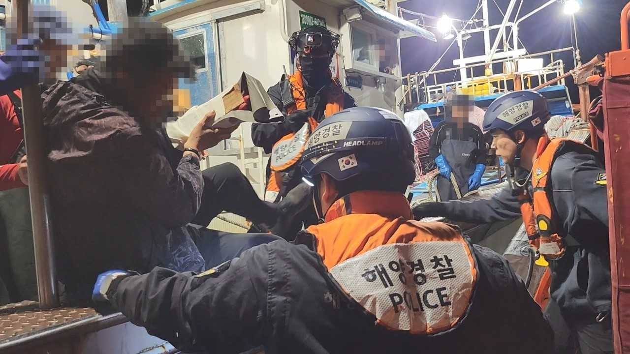 동해지방해양경찰청이  1일 포항시 남구 호미곶 동방 약 167km 해상에서 손목 절단 응급환자 1명을 멤버십토토해 병원으로 긴급이송 하고 있다.[동해해경청 제공]