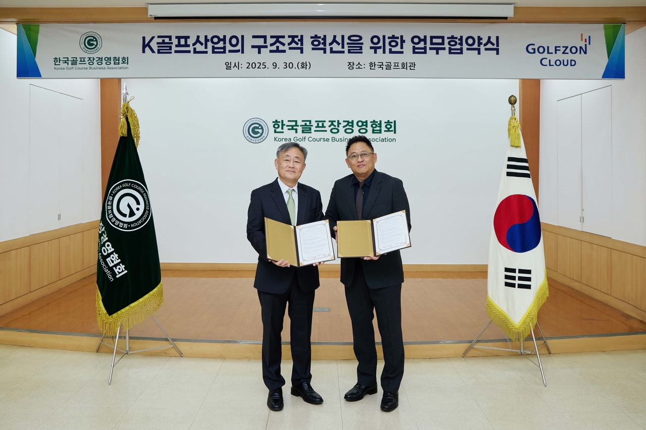 최동호(왼쪽) 토토사이트 토사장 회장과 안원익 ㈜골프존클라우드 대표가 업무협약 체결 후 포즈를 취하고 있다.   [토토사이트 토사장 제공]