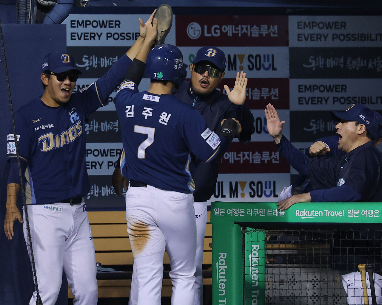 NC Dinos의 Lee Ho-Joon (왼쪽에서 3 위)은 수요일 서울의 Jamsil Baseball Stadium에서 LG 쌍둥이와의 경기에서 득점 한 후 내야수 Kim Ju-Won을 축하합니다. (yonhap)