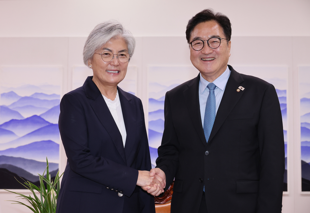 Former Foreign Minister Kang Kyung-wha (left) meets with National Assembly Speaker Woo Won-shik at the National Assembly on Monday. (Yonhap)