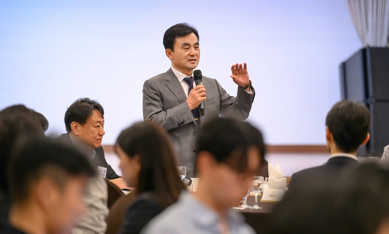 Defense Minister Ahn Gyu-back talks to reporters during a dinner press conference held near the Ministry of National Defense in Seoul on Tuesday. (Defense Ministry)