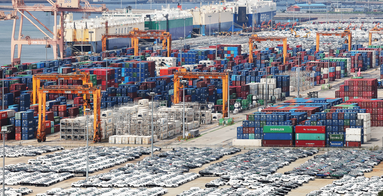 Containers are stacked at Pyeongtaek Port in Gyeonggi Province on Sept. 4. (Yonhap)