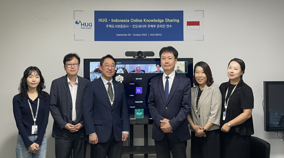 허지행(오른쪽에서 세 번째) HUG 연구원장과 관계자들이 토토사이트 모멘트 참가자들과 화상으로 기념촬영을 하고 있다.[HUG 제공]