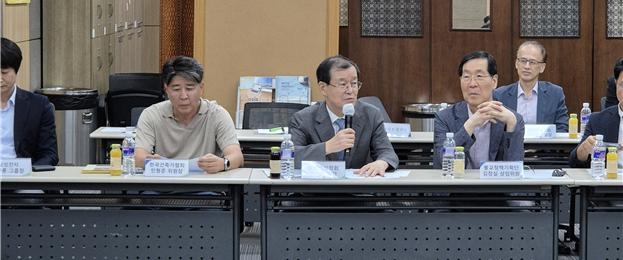 한만희(왼쪽에서 세 번째) 해외건설협회장이 간담회서 발언하고 있다.[해외건설협회 제공]
