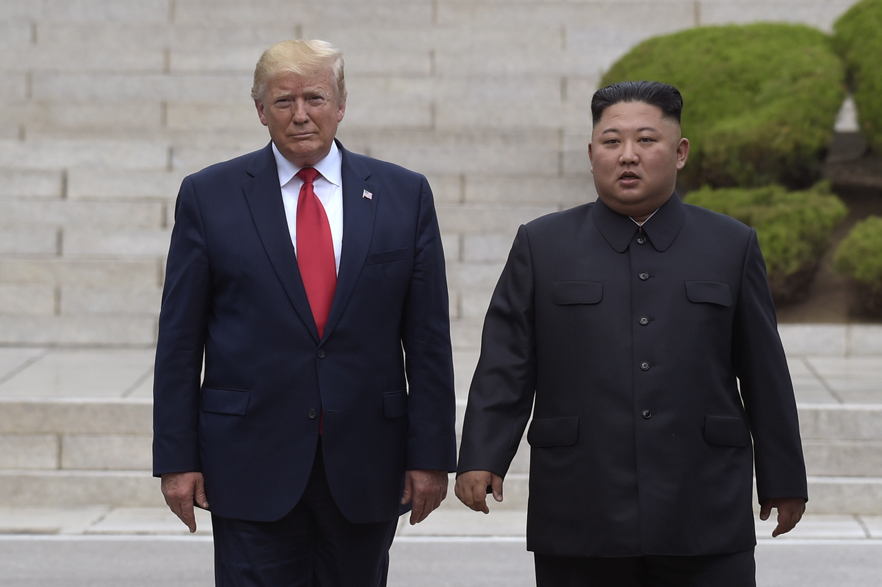 도널드 가상 스포츠토토 미국 대통령과 김정은 북한 국무위원장이 지난 2019년 6월 비무장지대 판문점에서 만나고 있다. [AP]