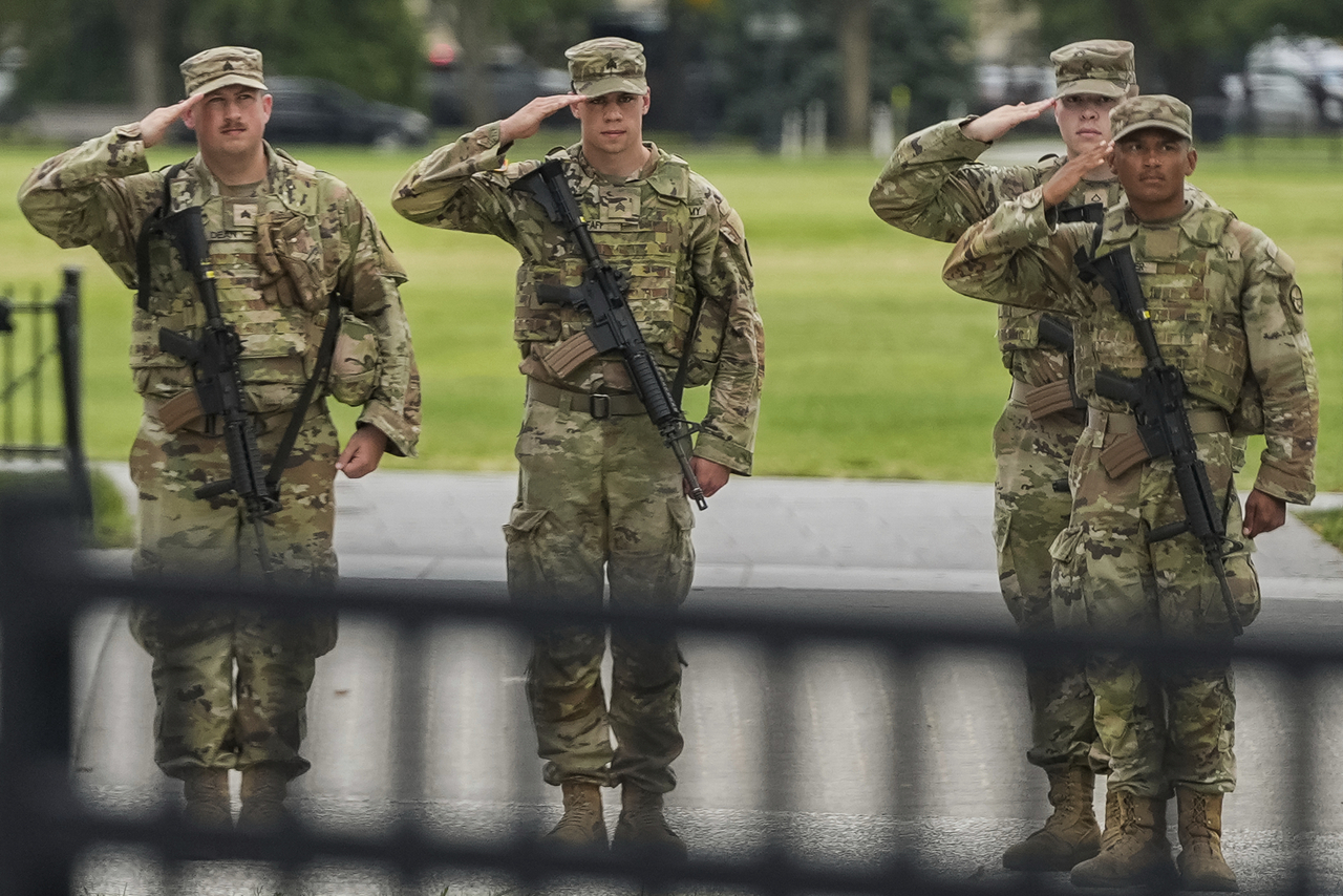 National Guard soldiers salute as US President Donald Trump's motorcade drives by, in Washington, Sept. 20.   (AP-Yonhap)