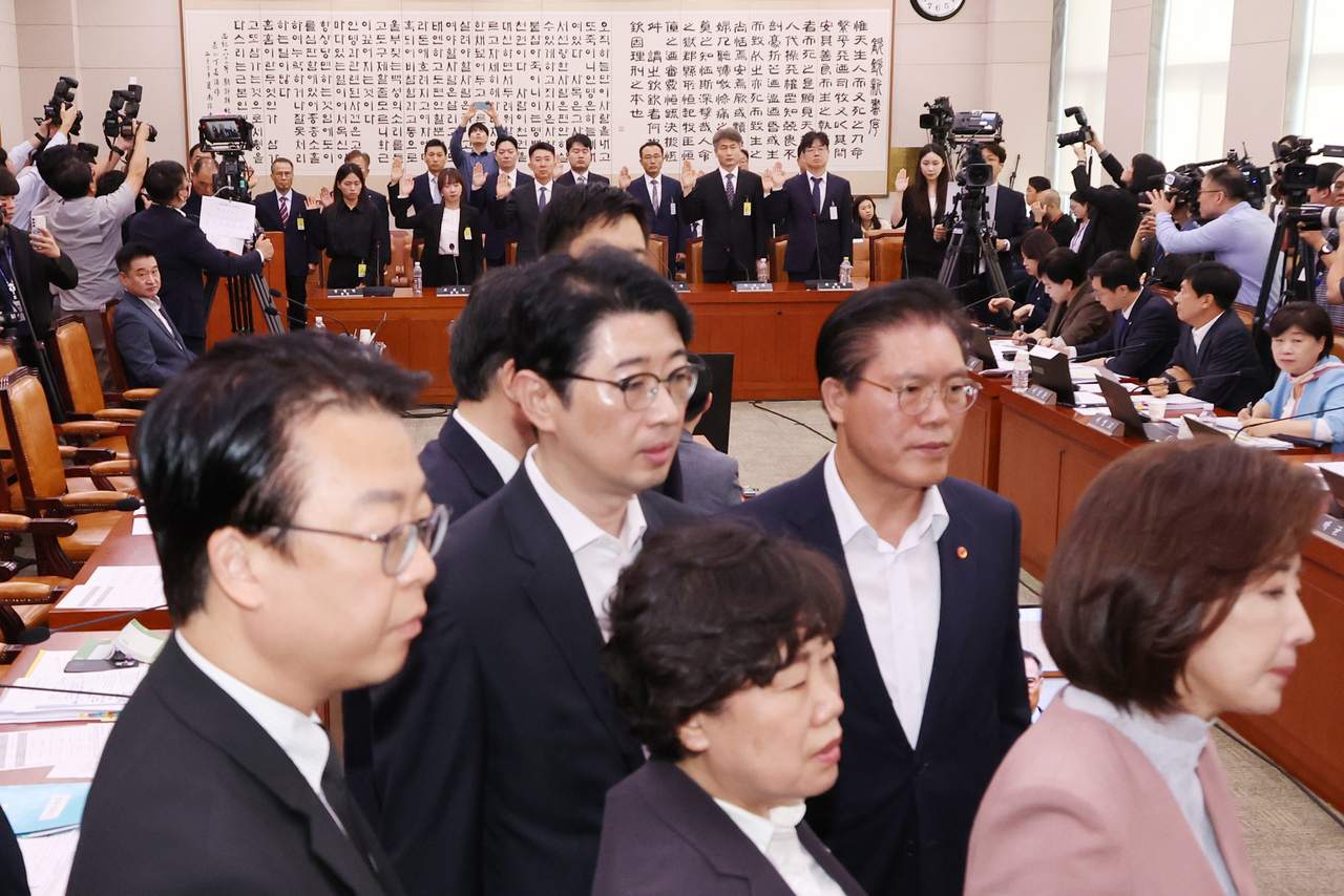 지난달 22일 국회 법제사법위원회에서 열린 ‘건진법사 관봉권 띠지’ 분실 관련 검찰개혁 입법청문회에서 증인들이 선서하고 있다.  선서가 진행되는 동안 국민의힘 의원들은 추미애 위원장의 퇴장 조치 등 질서유지권 발동에 대해 항의하고 있다. [연합]