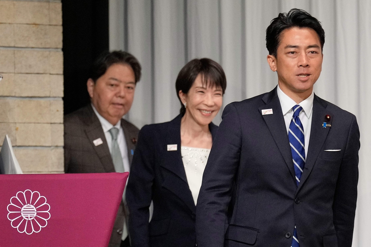 일본의 하야시 요시마사 관방장관, 다카이치 사나에 전 토토사이트 하피안보상, 고이즈미 신지로 농림수산상이 지난 23일(현지시간) 도쿄 자민당 본부에서 열린 자민당 총재 선거 후보자 합동 기자회견 무대에 오른다. [AFP]