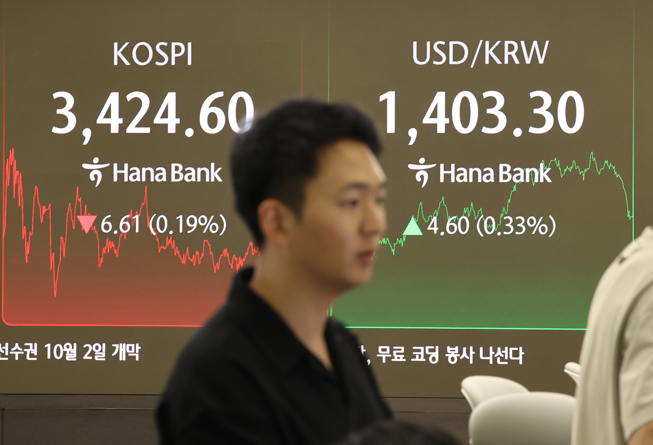 30일 서울 중구 하나은행 딜링룸에서 딜러들이 대화하고 있다.  [연합]