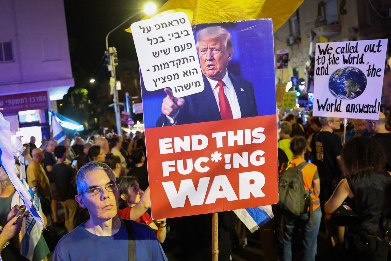 Demonstrators lift placards during an anti-government protest calling for a ceasefire and for action to secure the return of Israelis held hostage in Gaza, in Tel Aviv, Tuesday.   (AFP-Yonhap)