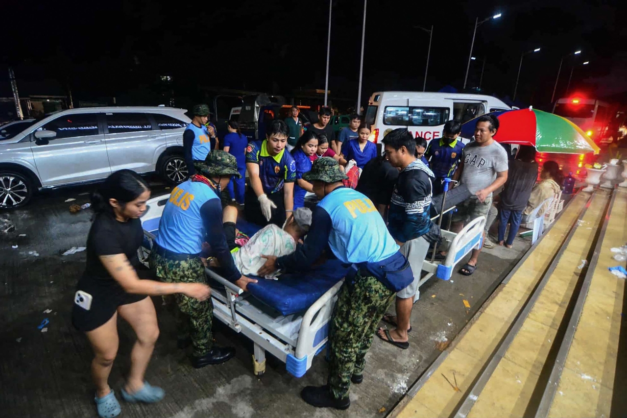 The police assist injured residents as they are brought to the hospital in Bogo City, Cebu province, central Philippines, Wednesday.   (AFP-Yonhap)