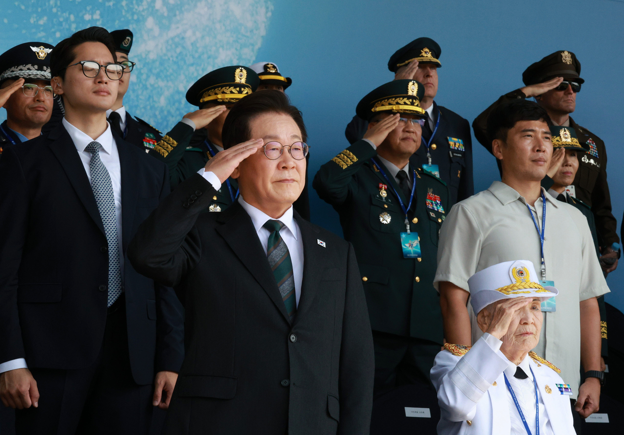 이재명 대통령이 1일 충남 계룡대 대연병장에서 열린 건군 77주년 국토토사이트 레드룸 날 기념행사에서 거수경례하고 있다. [연합]