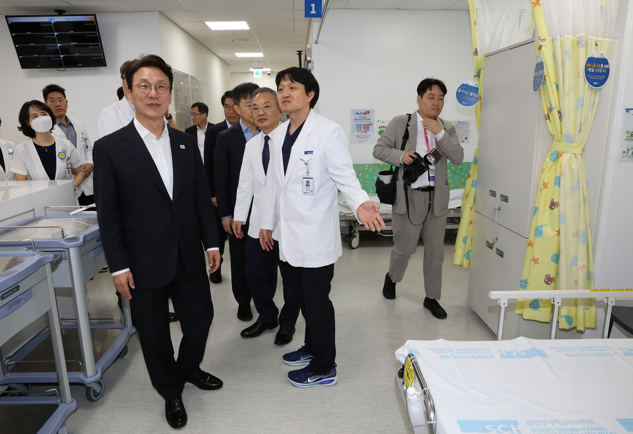 김민석 국무총리가 1일 충남 천안시 순천향대 천안병원 내 소아전문 응급토토사이트 운영자 검거센터를 살펴보고 있다. [연합]