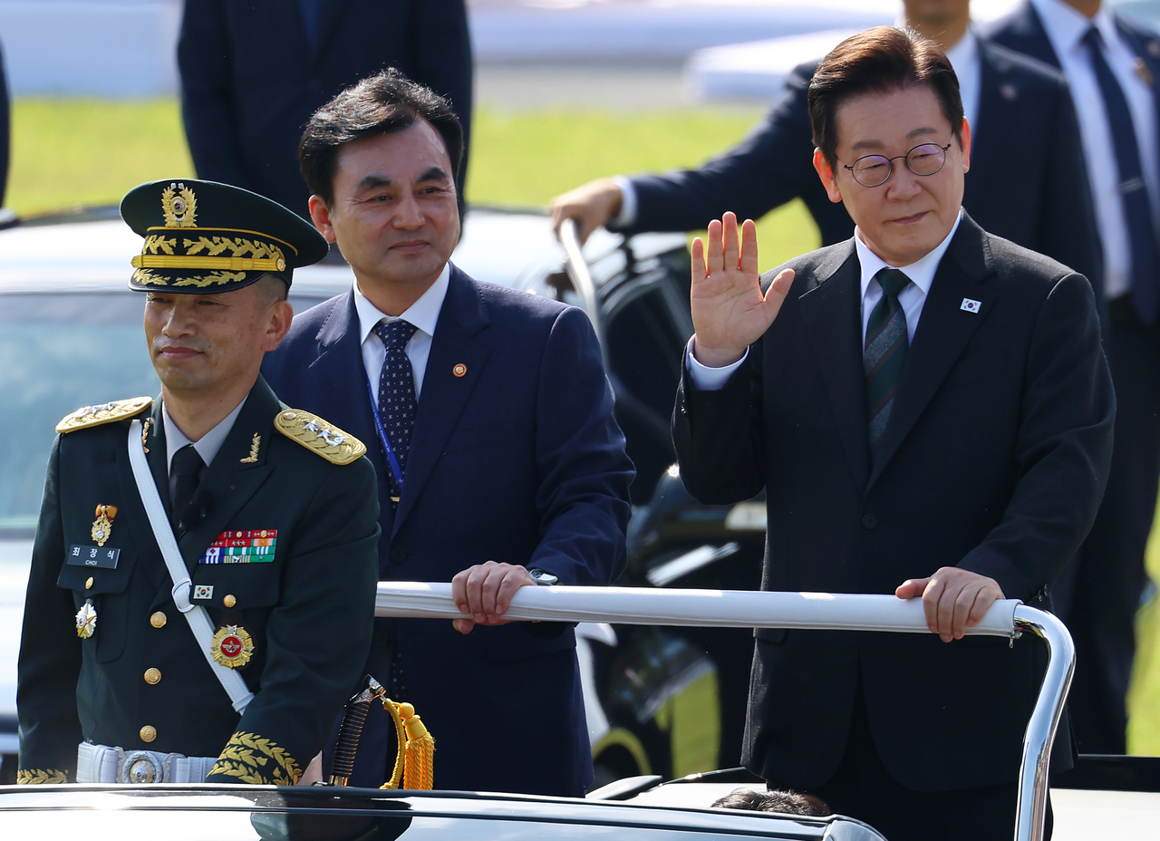 President Lee Jae Myung (right) and Defense Minister Ahn Gyu-back (second from left) inspect soldiers and military equipment in formation during a military parade held at the Gyeryong military headquarters in South Chungcheong Province on Wednesday. (Yonhap)