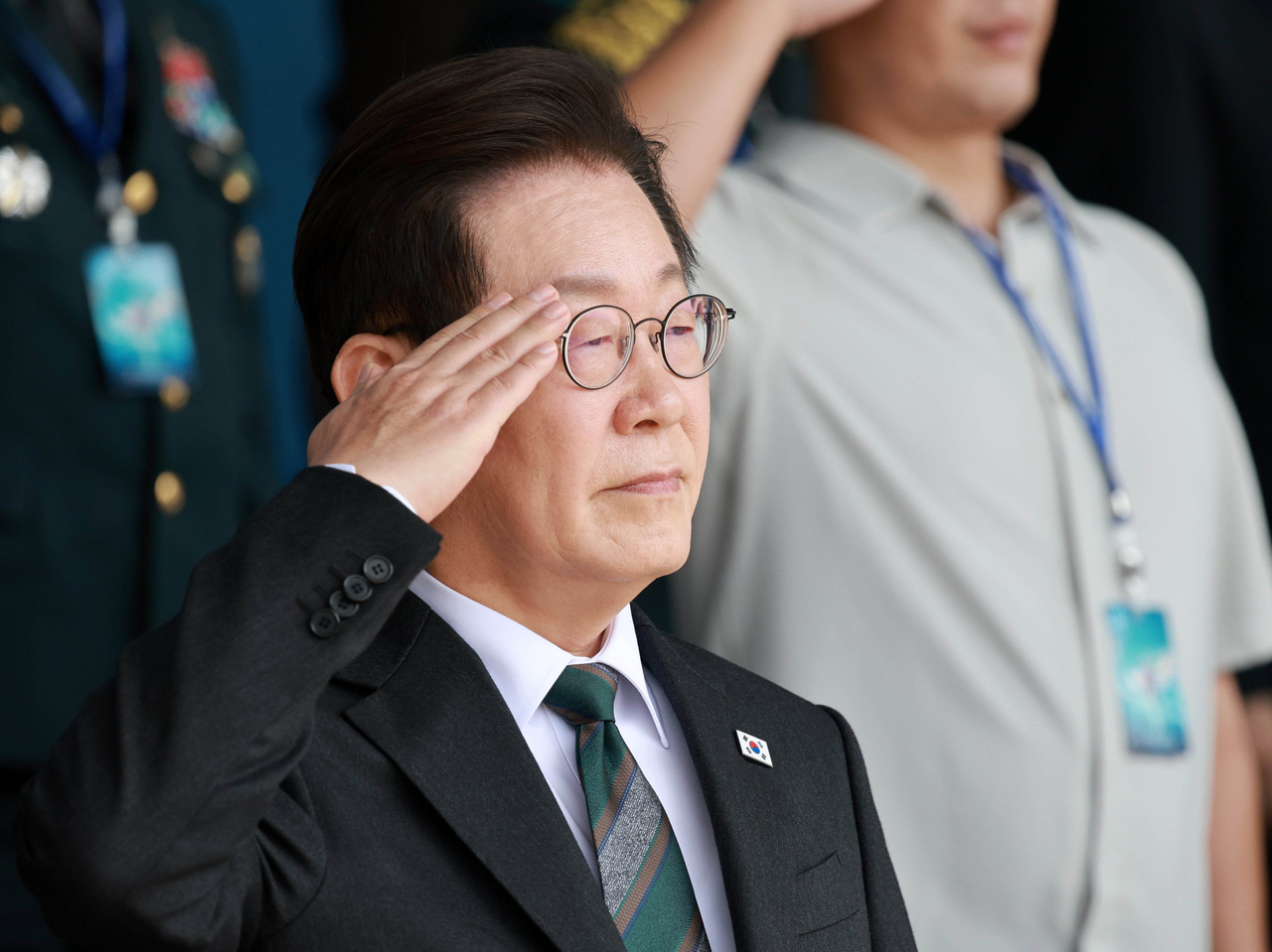 이재명 청소년 토토사이트 추천이 1일 충남 계룡대 대연병장에서 열린 건군 77주년 국군의 날 기념행사에서 거수경례하고 있다. [연합]