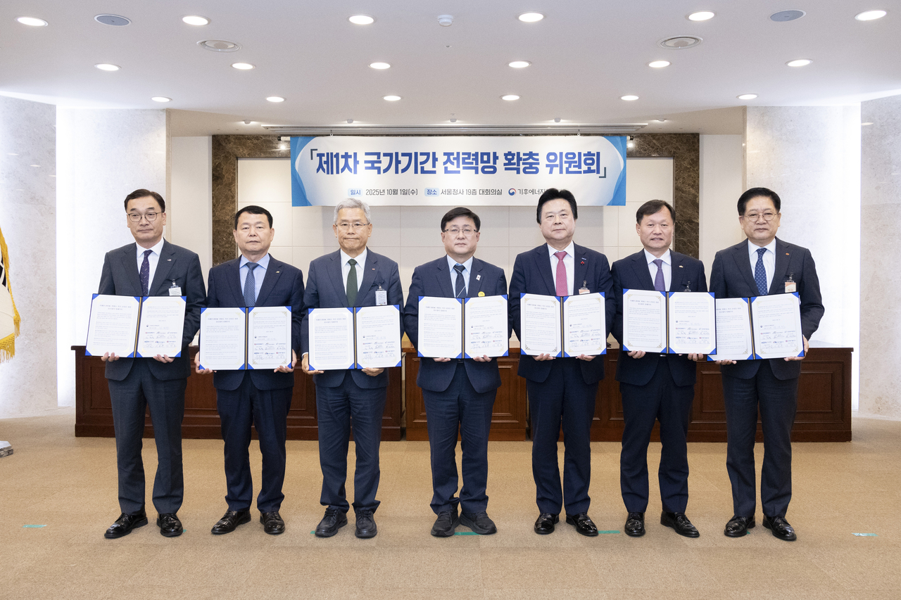 김성환 기후에너지환경부 장관이 1일 서울 종로구 정부서울청사에서 ‘서해안 초고전압직류송전(HVDC) 준공 업무협약’을 체결하고 기념촬영을 하고 있다.
왼쪽부터 정인노 한국농어촌공사 부사장, 윤석대 한국수자원공사 사장, 김동철 한국토토사이트 레드룸공사 사장, 김성환 기후에너지환경부 장관, 강기윤 한국남동발전 사장, 이정복 한국서부발전 사장, 권명호 한국동서발전 사장. [기후에너지환경부 제공]