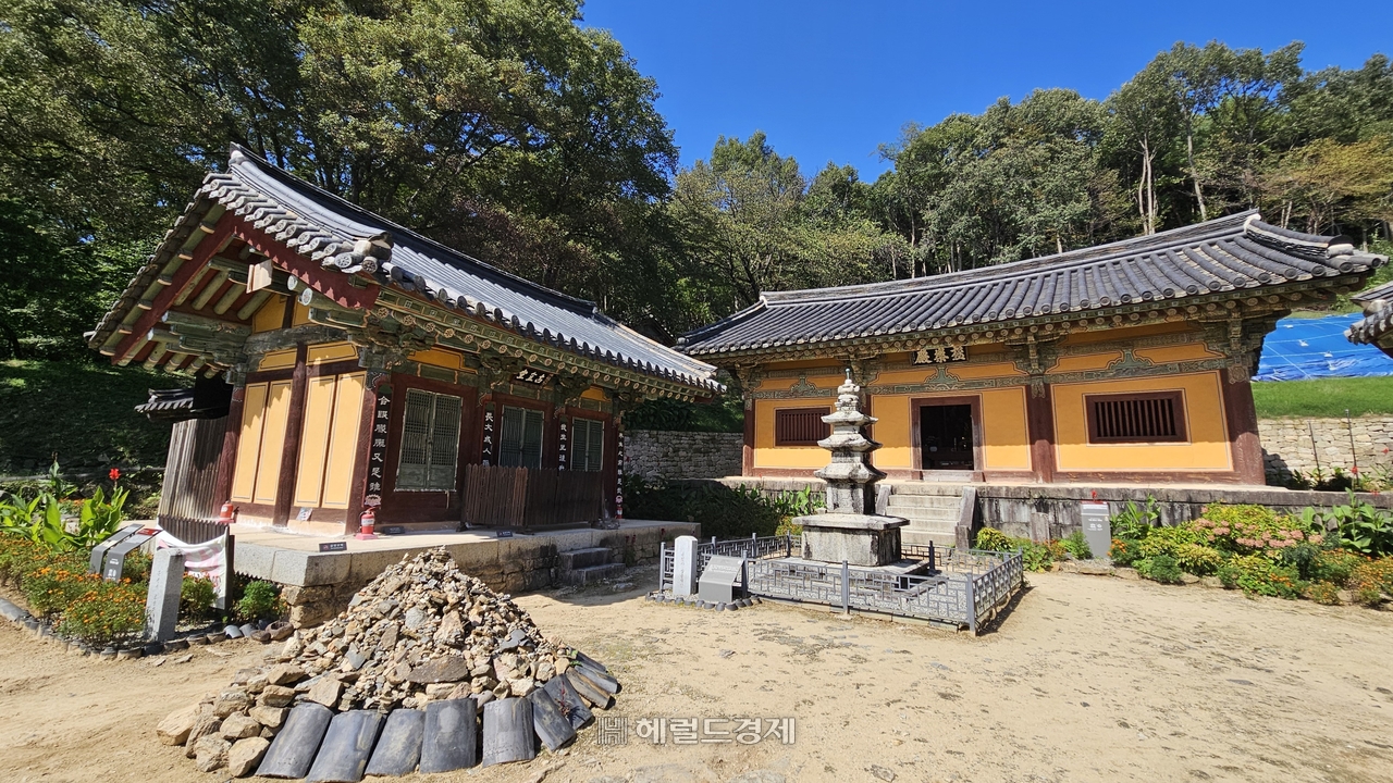 봉토토사이트 운영자 공소시효 극락전(오른쪽)과 고금당