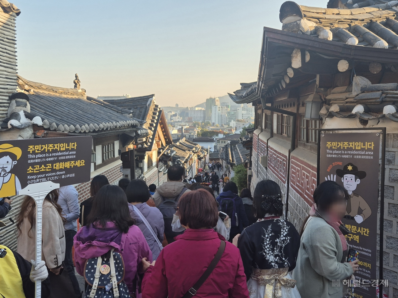 서울 종로구 북촌한옥마을을 보기 위해 외국인 관광객들이 모여있다. 인근에서 잡화점을 운영하는 A씨는 최근 자신의 가게를 찾아온 외국인 관광객 한명 때문에 모든 은행 계좌가 막히는 일이 생겼다. 김도윤 기자.